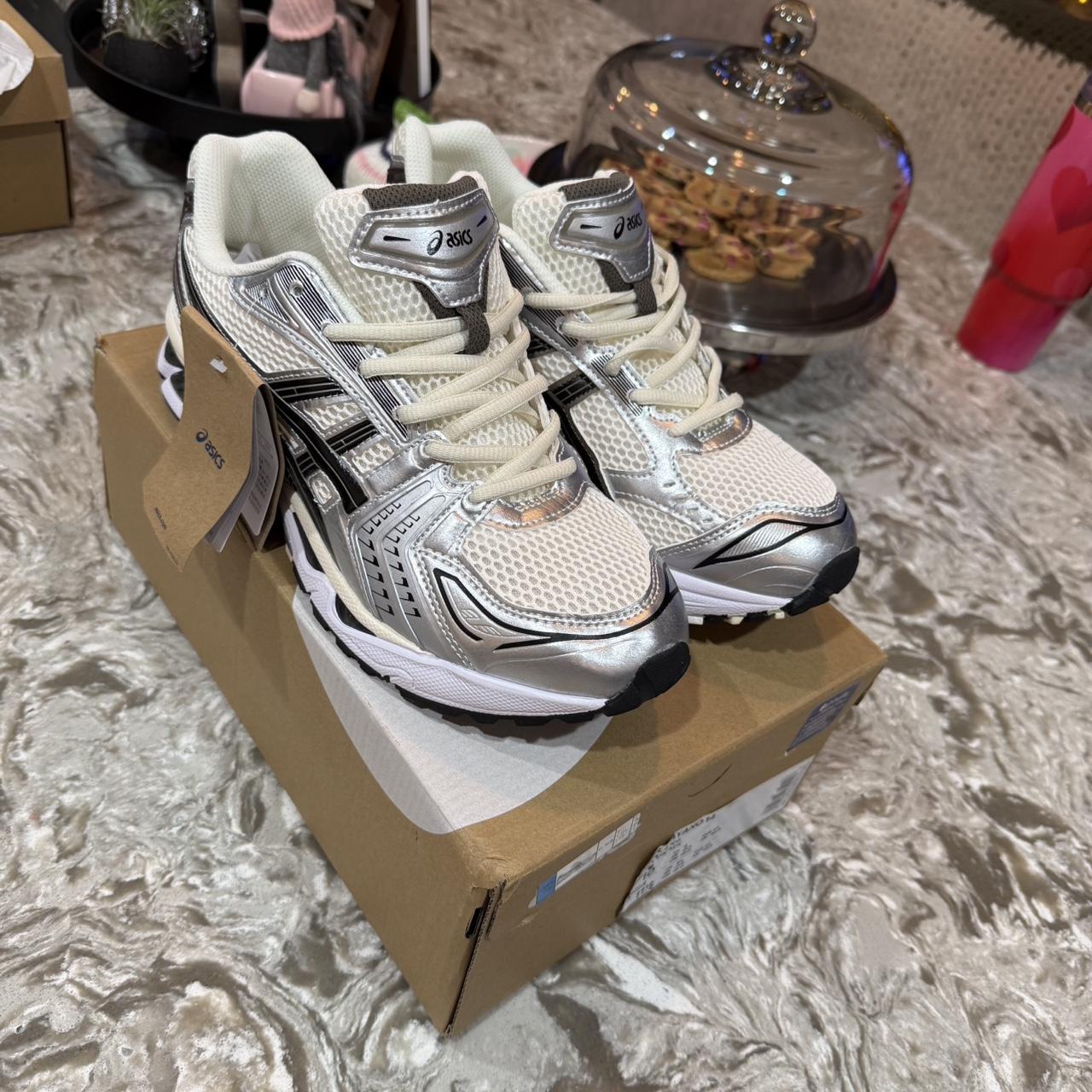 P0 (16) ASICS Men's White and Grey Trainers - Image 1