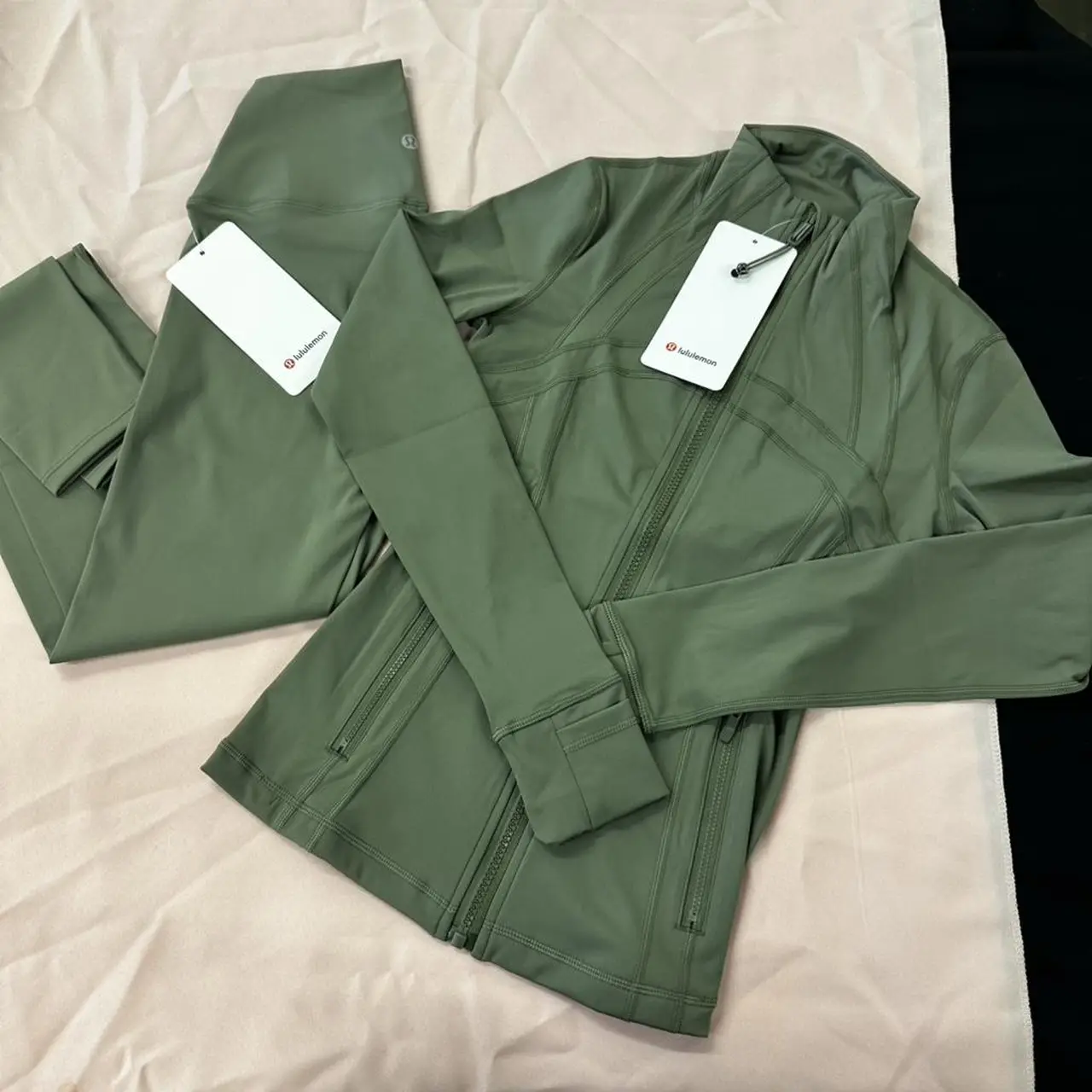 P0 (2) Lululemon green set - Image 1