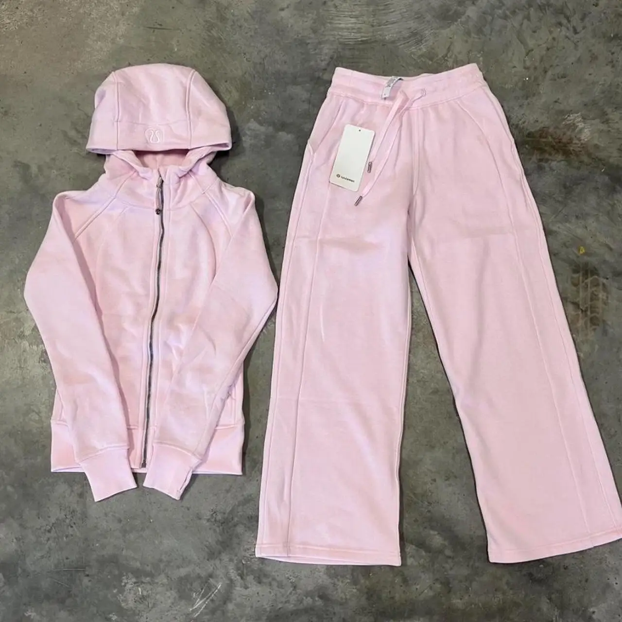 P0 (4) Lululemon pink tracksuit set - Image 1
